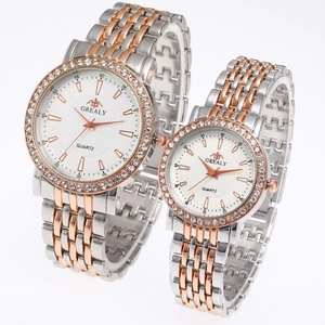 Gros plan sur les montres quartz pour couple avec bracelet acier bicolore et cristaux