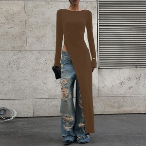 Details des asymmetrischen Langarmshirts mit Schlitz und destroyed Denim-Jeans im Set