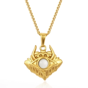 Gros plan du pendentif œil doré avec perle et ailes sur un collier en acier inoxydable