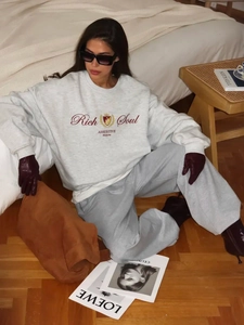 Oversized ανοιχτό γκρι φλις σετ φούτερ σε ένα άνετο εσωτερικό περιβάλλον διαβίωσης
