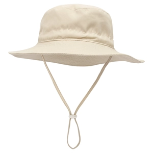 Dettaglio cappello da sole beige per bambini con tesa larga e cinturino regolabile
