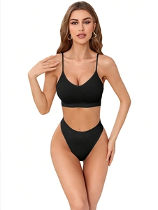Détail de l'ensemble soutien-gorge et string sans couture noir en maille côtelée douce