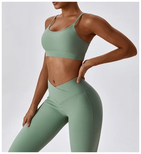 Vue détaillée de l'ensemble de yoga vert sauge avec leggings de sport à taille haute en V