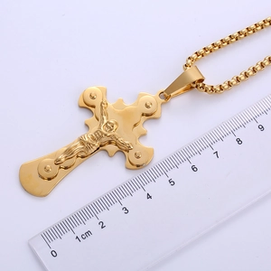 Detail eines 18k vergoldeten Edelstahl Kreuzanhängers mit 6,5 cm Maßstab Referenz