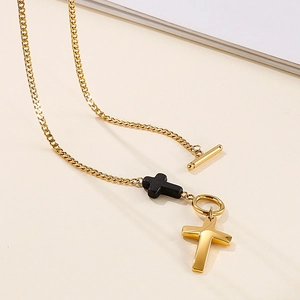 Collar de cadena dorada con colgantes de cruz negros y dorados y cierre OT moderno