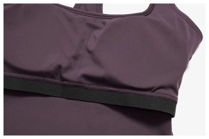 Gros plan détaillé du soutien-gorge de yoga violet foncé avec bande élastique noire
