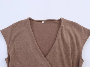 Primer plano de top de punto marrón oscuro con cuello en V y textura de tejido suave