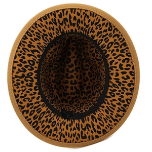 Détail du chapeau fedora camel avec doublure intérieure à imprimé léopard élégant