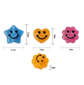 Dettaglio di perle acriliche luminose con smiley a forma di stella e cuore per DIY