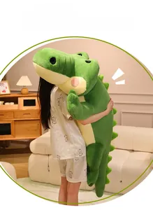 Détails d'une grande peluche crocodile verte avec tissu doux et écailles en relief
