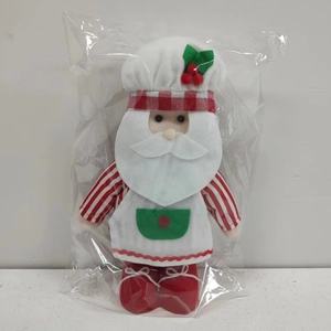 Detail der Weihnachtsmann-Kochpuppe im rot gestreiften Hemd und festlicher Dekoration
