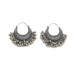 Boucles d'oreilles créoles bohèmes argentées avec motifs géométriques et pompons
