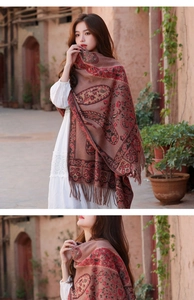 Dettaglio dello scialle rosso motivo paisley con nappe bohémien in luce naturale