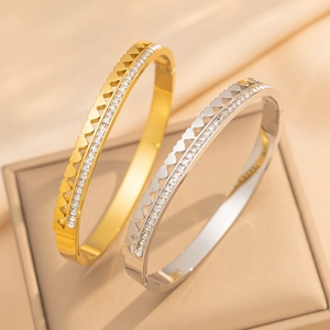 Armreif aus Titanstahl mit Herzmotiv und Zirkonia-Besatz in Gold und Silber-Optik