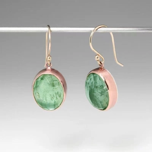 Boucles d'oreilles élégantes plaquées or rose avec gemmes vertes et crochets français classiques