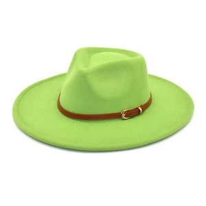 Dettaglio del cappello fedora verde lime in lana con cintura marrone e fibbia oro