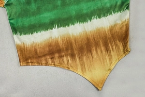 Detailansicht der grün-braunen Batik-Stoffstruktur auf dem asymmetrischen Rock-Set