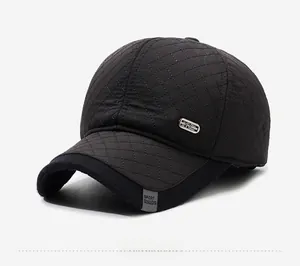 Dettaglio cappello baseball invernale trapuntato con calda fodera in pile