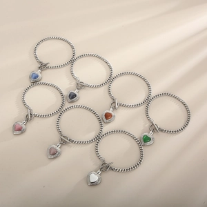 Vue détaillée de sept bracelets opale cœur avec fermoirs OT en plusieurs couleurs