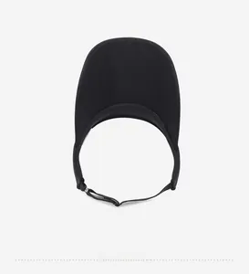 Détail de la visière noire avec maille respirante et boucle élastique réglable pour le sport