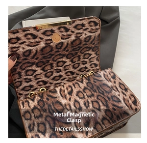 Dettaglio borsa a tracolla leopardata con chiusura magnetica dorata di alta qualità