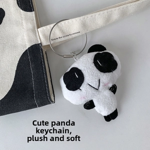 Nahaufnahme des Panda-Plüsch-Anhängers mit Schraubverschluss an einer Canvas-Tasche