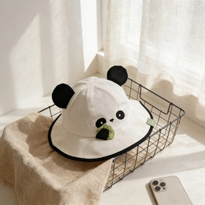 Simpatico cappello alla pescatora panda per neonati in crema con orecchie 3D e ricamo
