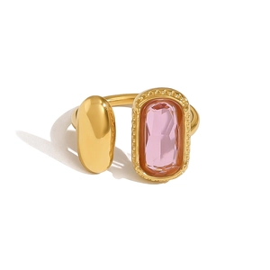 Détail de la bague ajustable dorée avec pierre rose rectangulaire et métal poli
