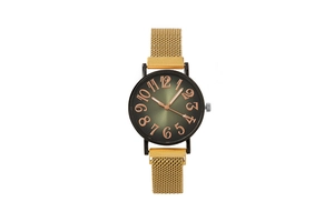 Détail du cadran dégradé vert foncé avec des chiffres arabes dorés roses sur la montre