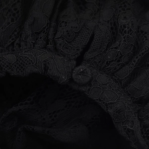 Gros plan détaillé sur un tissu en dentelle noire aux motifs de maille floraux fins