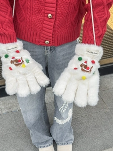 Détail de moufles blanches en peluche avec broderie teckel et cordon de cou pratique
