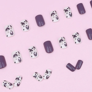 Faux ongles courts carrés lavande avec motifs floraux en violet et blanc brillant