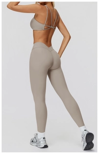 Détail du legging de yoga taille haute avec coupe en V au dos et brassière de sport croisée