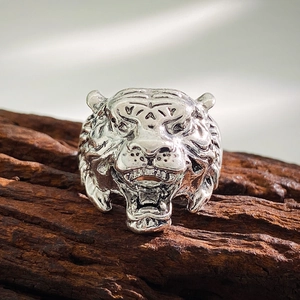 Gros plan détaillé d'une bague tête de tigre en argent vintage avec reliefs 3D précis