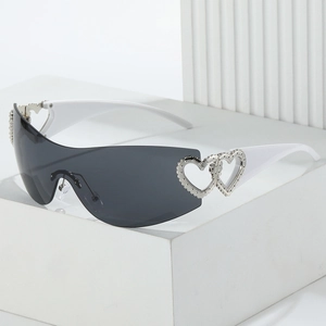 Détail de lunettes de soleil Y2K sans monture avec cœurs métalliques sur branches blanches