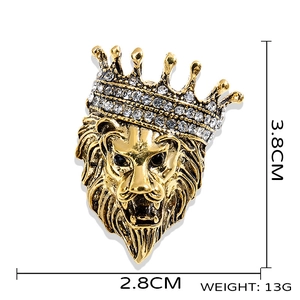 Broche tête de lion dorée avec couronne en strass, taille 3.8x2.8cm, poids 13g sur fond blanc
