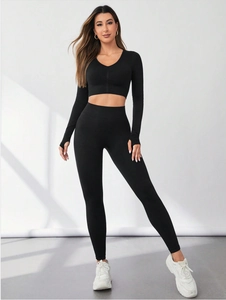 Détail d'un ensemble de yoga noir sans couture avec manches à passe-pouce et legging