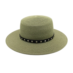 Vue détaillée d'un chapeau de paille vert olive avec ruban noir à rivets argentés