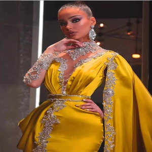 Elegante gouden satijnen avondjurk met zilveren strass-steentjes en cape-mouwen
