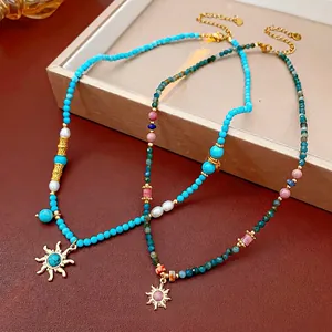 Colliers bohèmes en perles avec perles d'eau douce et pendentifs soleil doré sur cuir