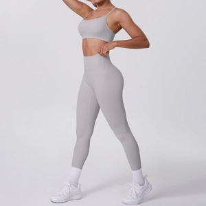 Vue latérale de l'ensemble de yoga gris clair avec brassière fine et legging gainant