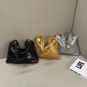 Sacs à bandoulière minimalistes à paillettes en noir, or et argent vus sous un angle de 45 degrés