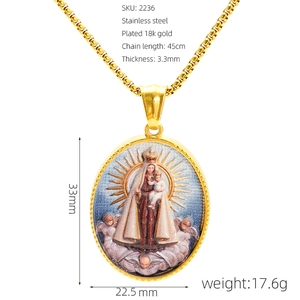 Dettaglio della collana con ciondolo ovale in acciaio inossidabile placcato oro 18 carati