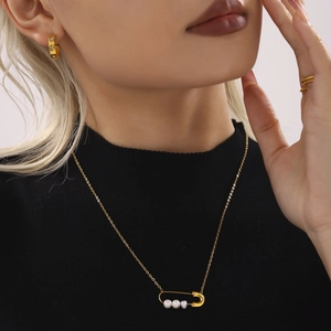 Collier trois rangs en acier inoxydable avec perles naturelles et pendentif épingle doré