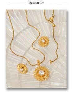 Goldenes Sonnenblumen-Halsketten-Set mit Zirkonia auf einer Glasschale für Schmuck