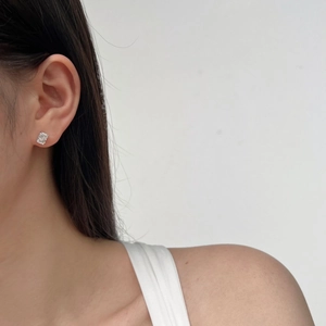 Gros plan de boucles d'oreilles carrées en argent S925 et zircon à coupe glacée
