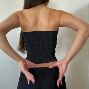 Détail d'un haut bustier noir avec dos smocké élastique pour une coupe ajustée