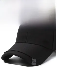Détail d'une casquette en coton noir avec anneau métallique latéral et étiquette Sport