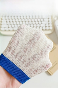 Détail de chaussettes d'été en maille gris clair avec texture jacquard en nid d'abeille