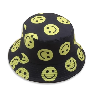 Dettaglio cappello alla pescatora nero con motivi smiley gialli e trama in tela resistente